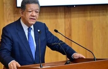 Leonel Fernández durante conferencia magistral en la UNAM sobre economía global y ciclos electorales en América Latina