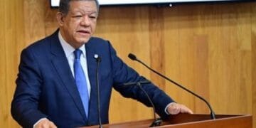 Leonel Fernández durante conferencia magistral en la UNAM sobre economía global y ciclos electorales en América Latina