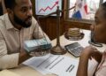 Sede del Ministerio de Hacienda de República Dominicana con documentos de presupuesto sobre una mesa