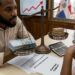 Sede del Ministerio de Hacienda de República Dominicana con documentos de presupuesto sobre una mesa