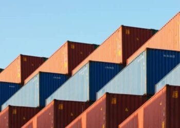 Contenedores en un puerto de Estados Unidos reflejan el alza en los precios de importación de septiembre de 2026