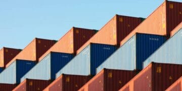 Contenedores en un puerto de Estados Unidos reflejan el alza en los precios de importación de septiembre de 2026