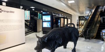 Pantalla con cotizaciones bursátiles del S&P/BMV IPC en la Bolsa Mexicana de Valores