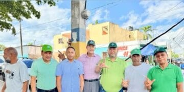 Luis Hernández, dirigente de la Fuerza del Pueblo, habla durante jornada de afiliación en Santo Domingo Este