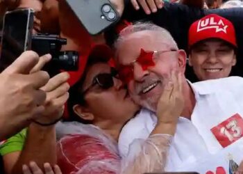 Luiz Inácio Lula da Silva celebra su victoria en el balotaje presidencial de Brasil 2026
