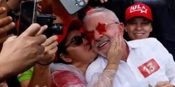 Luiz Inácio Lula da Silva celebra su victoria en el balotaje presidencial de Brasil 2026