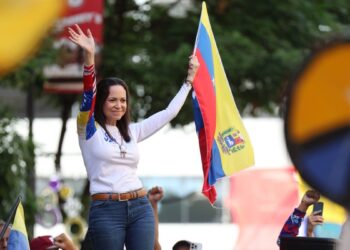 María Corina Machado saludando a seguidores desde un vehículo blanco durante la caravana en el estado Lara, Venezuela, el 25 de octubre de 2026