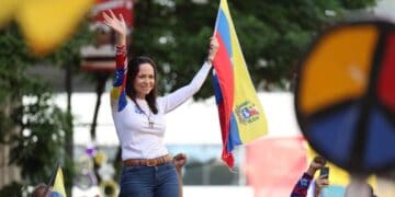 María Corina Machado saludando a seguidores desde un vehículo blanco durante la caravana en el estado Lara, Venezuela, el 25 de octubre de 2026