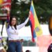 María Corina Machado saludando a seguidores desde un vehículo blanco durante la caravana en el estado Lara, Venezuela, el 25 de octubre de 2026