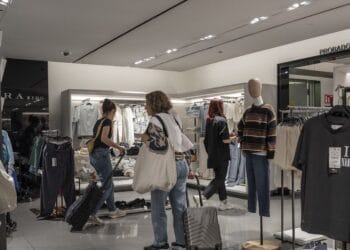 Góndolas de supermercado en Argentina con compradores, reflejo de la caída en las ventas minoristas