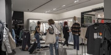 Góndolas de supermercado en Argentina con compradores, reflejo de la caída en las ventas minoristas