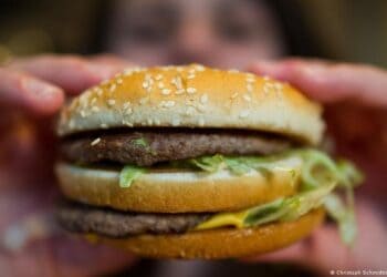 Letrero de McDonald's con menú en pantalla digital mostrando precios distintos en restaurantes de comida rápida en Estados Unidos