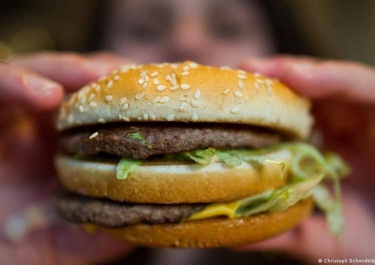 Letrero de McDonald's con menú en pantalla digital mostrando precios distintos en restaurantes de comida rápida en Estados Unidos