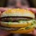 Letrero de McDonald's con menú en pantalla digital mostrando precios distintos en restaurantes de comida rápida en Estados Unidos
