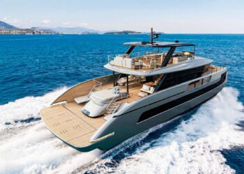 Catamarán de lujo Sunreef Ultima 88 vinculado a Lionel Messi navegando en el Mediterráneo