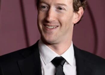 Mark Zuckerberg en un evento corporativo de Meta, con logo de la empresa al fondo