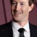 Mark Zuckerberg en un evento corporativo de Meta, con logo de la empresa al fondo