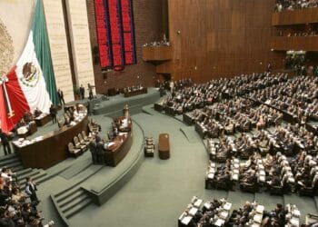 Cámara de Diputados de México en sesión de la Comisión de Hacienda, aprobando reformas fiscales para 2027