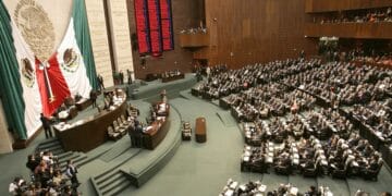 Cámara de Diputados de México en sesión de la Comisión de Hacienda, aprobando reformas fiscales para 2027