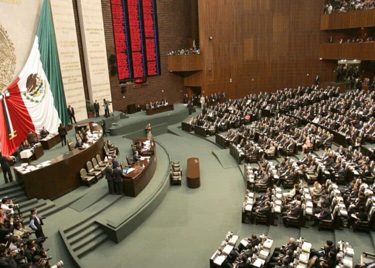 Cámara de Diputados de México en sesión de la Comisión de Hacienda, aprobando reformas fiscales para 2027