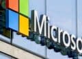 Empleados de Microsoft en oficina corporativa durante anuncio del programa de salidas voluntarias para 60,000 trabajadores en 2026