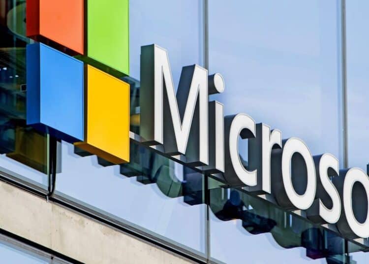 Empleados de Microsoft en oficina corporativa durante anuncio del programa de salidas voluntarias para 60,000 trabajadores en 2026