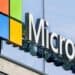 Empleados de Microsoft en oficina corporativa durante anuncio del programa de salidas voluntarias para 60,000 trabajadores en 2026