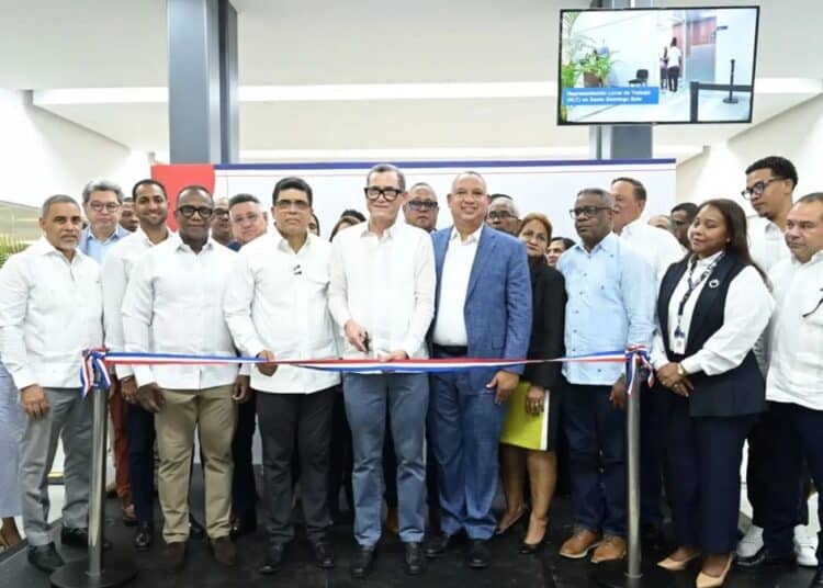 Ministro Eddy Olivares Ortega en la inauguración de la oficina del Ministerio de Trabajo en Santo Domingo Este