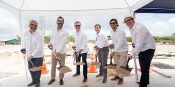 Ministro Jean Luis Rodríguez del MIVED en conversatorio con desarrolladores de ADECLA en Punta Cana