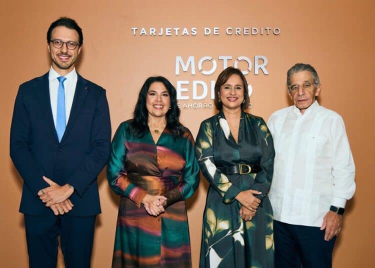 Presentación de las tarjetas de crédito Visa Gold y Platinum de Motor Crédito en Santo Domingo