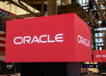 Clay Magouyrk, CEO de Oracle, y Sam Altman, CEO de OpenAI, en el escenario de Oracle AI World en Las Vegas