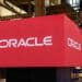 Clay Magouyrk, CEO de Oracle, y Sam Altman, CEO de OpenAI, en el escenario de Oracle AI World en Las Vegas