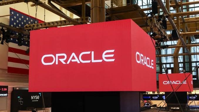 Clay Magouyrk, CEO de Oracle, y Sam Altman, CEO de OpenAI, en el escenario de Oracle AI World en Las Vegas