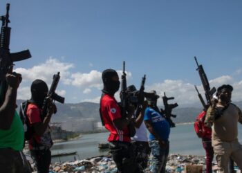 Barrio residencial en Carrefour, Haití, con calles vigiladas por grupos armados