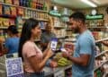Comerciante dominicano usando un código QR en su teléfono para aceptar pagos digitales en un pequeño negocio