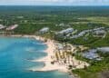 Vista aérea de Playa Nueva Romana con viviendas frente al Mar Caribe y campo de golf en República Dominicana