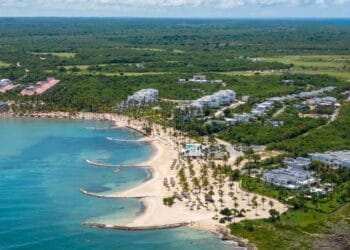Vista aérea de Playa Nueva Romana con viviendas frente al Mar Caribe y campo de golf en República Dominicana