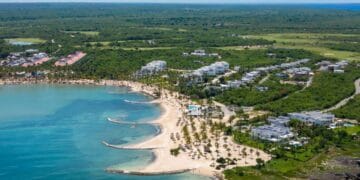 Vista aérea de Playa Nueva Romana con viviendas frente al Mar Caribe y campo de golf en República Dominicana