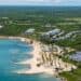 Vista aérea de Playa Nueva Romana con viviendas frente al Mar Caribe y campo de golf en República Dominicana