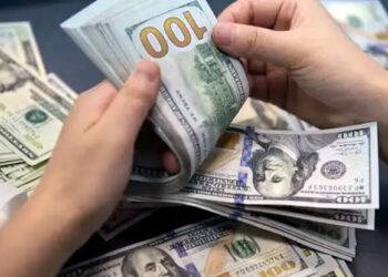 Manos contando billetes de cien dólares estadounidenses