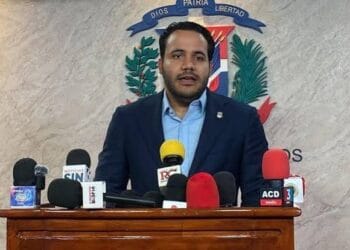 Diputado Rogelio Alfonso Genao presentando proyecto de reforma del sistema de pensiones dominicano ante el Congreso Nacional
