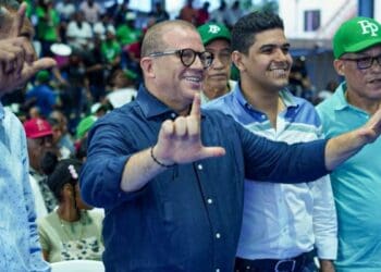 Diputado Rafael Castillo durante la asamblea política de la Fuerza del Pueblo en el polideportivo de Villa Carmen, Santo Domingo Este