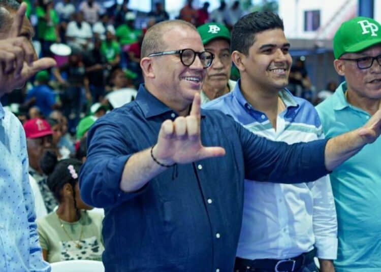 Diputado Rafael Castillo durante la asamblea política de la Fuerza del Pueblo en el polideportivo de Villa Carmen, Santo Domingo Este