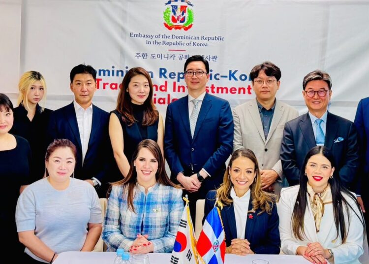 Embajadora dominicana Angie Martínez en el Diálogo de Comercio e Inversión República Dominicana–Corea con representantes empresariales coreanos