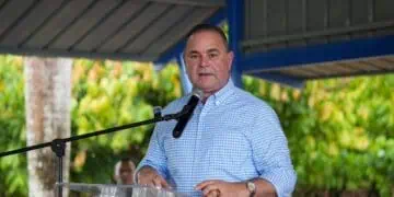 Sacos de cacao dominicano listos para exportación en instalaciones agrícolas de República Dominicana
