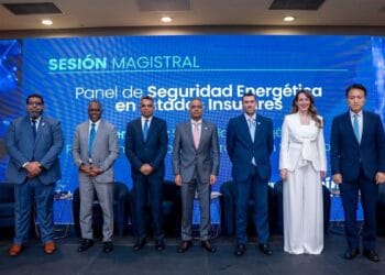 Ministro Joel Santos habla sobre proyectos de almacenamiento de energía en baterías en la XI Semana de la Energía 2026 en Santo Domingo