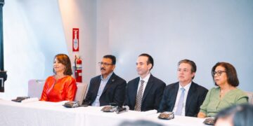 Robinson Reyes, Rosanna Ruiz, Peter Prazmowski y Edward Lawrence en el desayuno de presentación de la 74.ª Reunión del EWGCFM en Santo Domingo