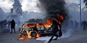 Destacada,Bruno Retailleau, líder de Los Republicanos de Francia, exige a Macron decretar el estado de emergencia tras disturbios