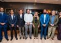 Estación de servicio moderna en República Dominicana con paneles de tecnología y cargadores eléctricos