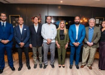 Estación de servicio moderna en República Dominicana con paneles de tecnología y cargadores eléctricos